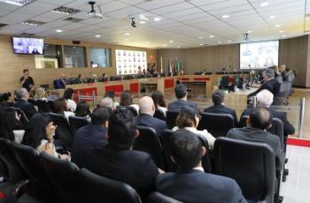Foto colorida em ambiente fechado mostrando a sala da sessão do pleno durante a cerimonia de encerramento da correição ordinária