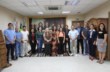 #ParaTodosVerem: Fotografia na sala da presidência, com a presidente do TRT-8 e a delegação do Governo do Amapá.