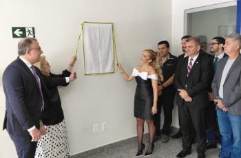 Foto em ambiente fechado mostrando o descerramento da placa de inauguração do Fórum de Santarém.