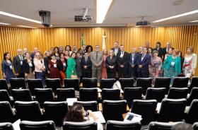 Fotografia em ambiente fechado que reúne homens e mulheres durante o Encontro do Colégio de Ouvidores do TST