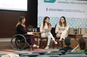 #ParaTodosVerem: Fotografia em ambiente fechado que reúne três mulheres em destaque