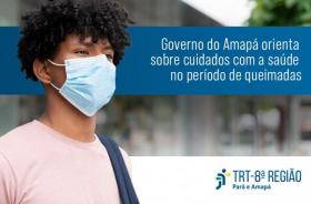 Fotografia em ambiente aberto de um homem negro com cabelos escuros e cacheados, usa blusa rosa, uma mochila azul nas costas