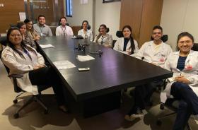 Foto da equipe do TRT8 durante visita ao Hospital Porto Dias, sentados à mesa de reuniões.