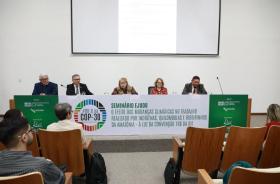 Foto colorida de ambiente fechado mostrando a mesa de abertura do Seminário de Mudanças Climáticas.