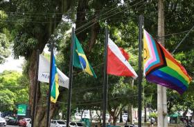 Foto das bandeiras hasteadas em frente ao TRT8, incluindo a bandeira do movimento LGBT+