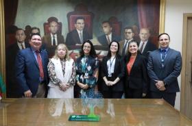 Foto dos desembargadores Luis Ribeiro e Sulamir Monassa, e os servidores Paola Alves, Érica Sousa, Regina Uchôa e Rodopiano Neto