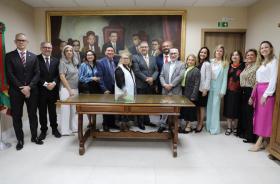 Foto do novo desembargador do TRT8 posando ao lado dos colegas de desembargado no encerramento da cerimônia de posse.