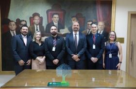 Foto dos novos assessores, ao lado do desembargador Fernando de Jesus Lobato Junior e demais colegas de gabinete.
