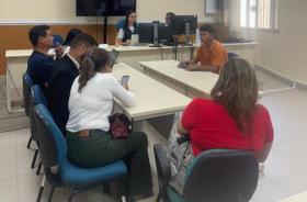 #ParaTodosVerem: Fotografia em ambiente fechado de uma audiência, na foto estão presentes oito pessoas.