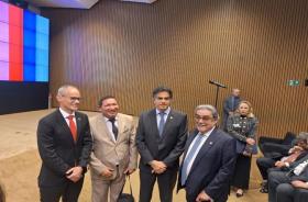 #ParaTodosVerem: Fotografia em ambiente fechado que reúne quatro homens lado a lado