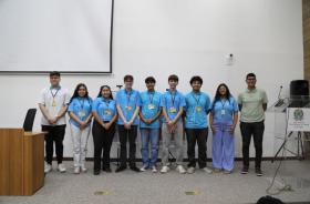 #ParaTodosVerem: Fotografia em ambiente fechado mostrando os novos aprendizes e antigos, a foto reúne nove jovens.