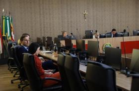  Foto em ambiente fechado mostrando a reunião da RAE.