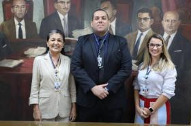 Fotografia em ambiente fechado que reúne servidores do TRT-8