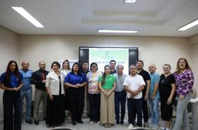 #ParaTodosVerem: fotografia colorida em ambiente fechado, reunindo homens e mulheres em pé sorrindo.— Foto: ASCOM8