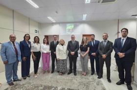 #ParaTodosVerem: Fotografia em ambiente fechado que reúne pessoas, entre homens e mulheres, em um auditório.
