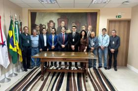 #ParaTodosVerem: Fotografia na antessala da presidência, com diversas pessoas, entre homens e mulheres. 