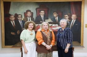 #ParaTodosVerem: Fotografia que reúne três mulheres brancas, lado a lado, sorrindo